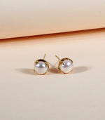 Load image into Gallery viewer, Bold shine pearl stud earrings
